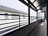 バルコニー：ゆとりある広さと屋根を備えたバルコニーは、日々の暮らしに心地よい実用性と開放感をもたらします。