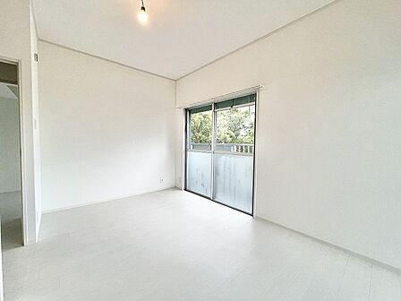 すっきりとした白を基調とした内装が広がり、窓の外の緑が心地よいアクセントとなる穏やかな空間です。