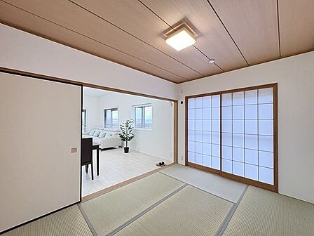 和の落ち着きと現代的な美しさが調和する心地よい広がりを感じる空間