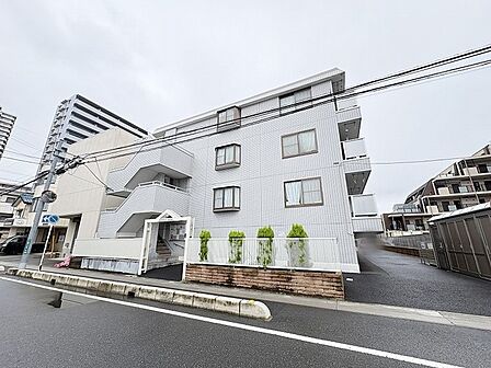 落ち着いた色合いのタイル貼りが洗練された佇まいを醸し出す建物外観です