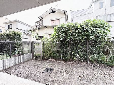 緑豊かな植栽が穏やかな雰囲気を醸し出し、落ち着いた時間を感じさせる空間です。