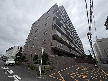 タイル張りの荘厳な外観は、マンションならでは。