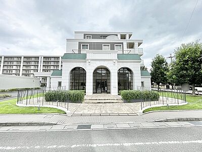 外観:優美なアーチを描くエントランスが、洗練された日常へと誘う佇まい。 外観:優美なアーチを描くエントランスが、洗練された日常へと誘う佇まい。