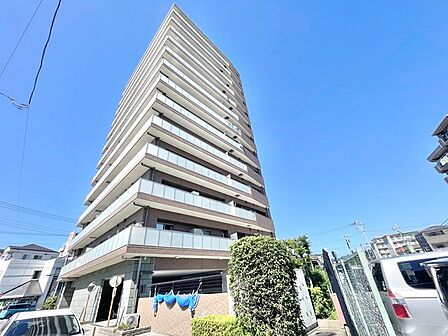 青空に映えるすっきりとした佇まいが毎日の暮らしに心地よさを与える外観です