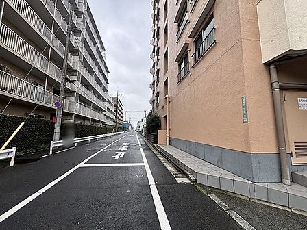 落ち着いた佇まいの建物が並ぶ穏やかな周辺環境に馴染む心地よいアプローチ