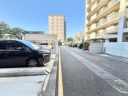 ゆとりある敷地内に整えられた駐車スペースが心地よい日常を支えます