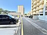 ゆとりある敷地内に整えられた駐車スペースが心地よい日常を支えます