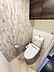 トイレ：一部にアクセントクロスを施した落ち着きのあるトイレスペースです。シンプルながらもデザイン性が感じられ、毎日使う空間にもこだわりが光ります。清潔感のある心地よい空間で、気持ちよくお使いいただけます！