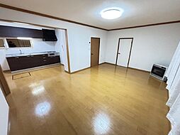 桂町1丁目貸家 1 4LDKのリビング/ダイニング