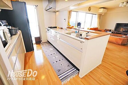 ■■内覧予約受付中 ■■家族を身近に感じられる対面式のシステムキッチン。天板にはインテリア性が高くお手入れのしやすい人造大理石を使用しています◎