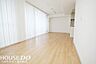 リビング/ダイニング：■■本日内覧可能■■阪急各線「十三駅」徒歩9分・8階建て5階部分・南向き♪2025年8月リフォーム歴があり、室内もとても綺麗ですのでそのままでもお住まいいただけます。