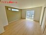 リビング/ダイニング：2号棟 大きく開いた窓からは、明るい陽射しが射し込みます。 自然と家族が集まる空間です。