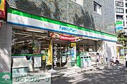 ファミリーマート 徒歩12分。 910m