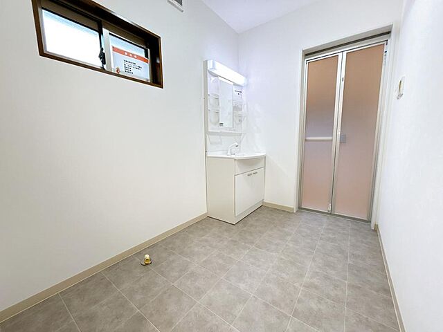 室内 射水市若杉276-4