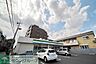 周辺：ファミリーマート与野駅西口店 徒歩8分。コンビニ 590m