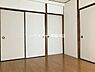 洋室：6帖洋室：ダイニングキッチンから部屋の様子を確認しやすいのでお子様のお部屋としてもお使いいただけます。