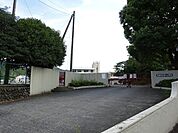 青梅第六小学校青梅線の二俣尾駅から歩いて6分、山や川に囲まれた自然豊かな学校です。全校児童の内約半数は電車で通っています　1学年1クラス 720m