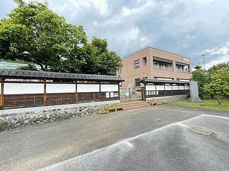 四恩幼稚園仏教保育を基に豊かな自然環境の中で、心身を健やかに育みます。感謝と思いやりの心を大切に、伸び伸びと表現する力を養います。正しい言葉と習慣、生活する上で必要な感覚と思考を高めます。 282m
