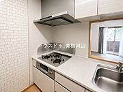 キッチン：ホワイトで統一された爽やかなキッチンスペースです。収納スペースもありますので調理器具も片づけられます。※一部CG家具消し加工処理をしています。