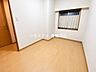 室内：サービスルーム：小さめのお部屋ですが納戸として利用したり、ウオークインクローゼットとしてご家族分の衣類の収納にと活用していただけます。※一部CG家具消し加工処理をしています。