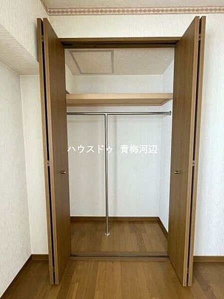 北側洋室収納:ハンガーパイプや枕棚も標準装備されたクローゼットです。
