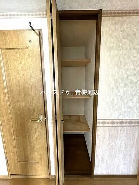 廊下収納:居室以外にも収納スペースが設置されており、使用頻度の低いものや季節家電、掃除道具や防災グッズなどをしまっておけます。