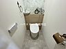トイレ：トイレ：デザイン性の高いおしゃれなトイレです。お客様にも自慢のできる空間になりそうですね。収納スペースもあるので買い置きのトイレットペーパーや掃除道具もしまっておけます。