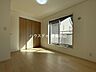 洋室：5.7帖洋室：小ぶりなお部屋ですが、収納もしっかりとあるので、お部屋を広く使えます。
