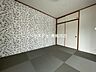 和室：6帖和室：ボタニカル柄のアクセントクロスが印象的な和室です。ゆっくりお茶を飲んだり、来客用のスペースとしても活用できます。