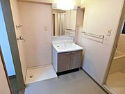 広めの脱衣所　洗面台・洗濯パン