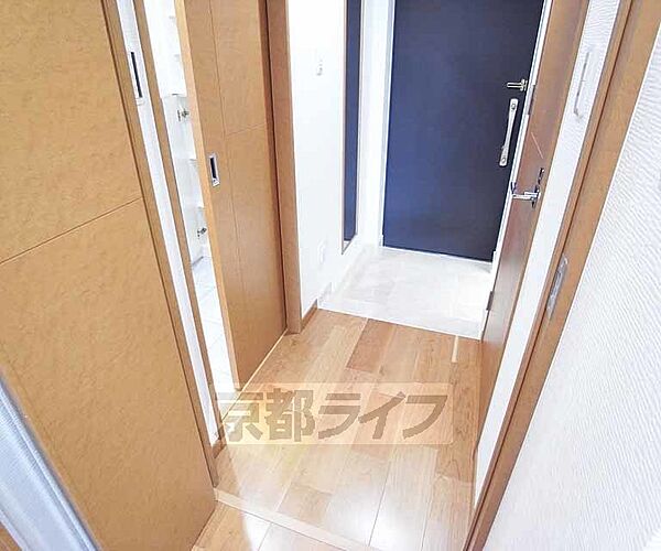 画像14:廊下にはお部屋の間のプライベートドアが付いています。