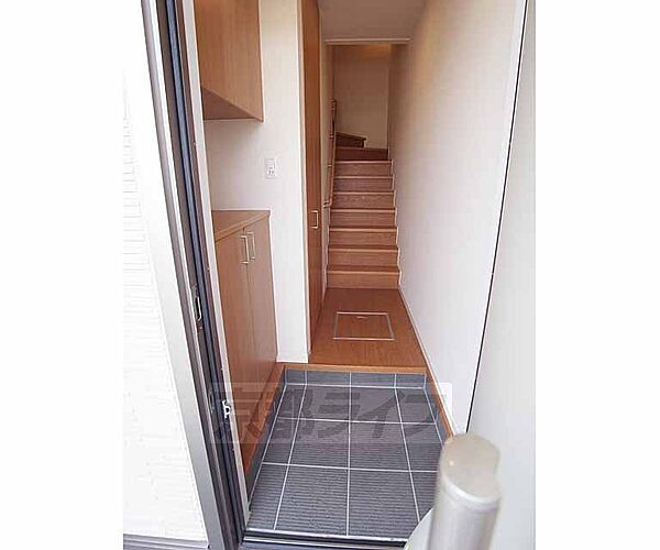 画像10:玄関は1階、居室は階段で2階に上がります。