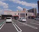 ライフ 梅津店まで103m 天神川四条の南西にあります。大型駐車場完備。
