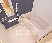 広めのお風呂です。壁がカッコいい。