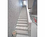 手すり付きの階段です。
