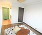 リビング/ダイニング：木目調フローリングのお部屋です。