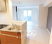 奥行きのある清潔感溢れるお部屋です。