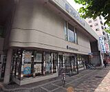 京都信用金庫 壬生支店まで395m 西院駅と大宮駅の間にございます。四条通り沿い。