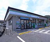ファミリーマート松尾大社前店まで860m 松尾橋と松尾大社の鳥居の間に位置します。駐車場も広いですよ。
