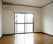 広々とした部屋です。