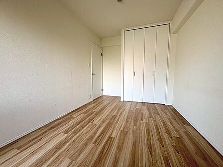 使い勝手の良いクローゼット付きで、収納力と快適性を両立。居住空間をすっきりと保ち、ゆとりある暮らしを叶えます。