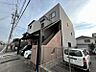 外観：建物面積64坪超！前面道路は10ｍ以上の広さがあります。間口も広いので、お車の駐車時に安心です♪