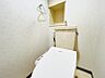 トイレ：トイレには快適な温水洗浄便座付き！