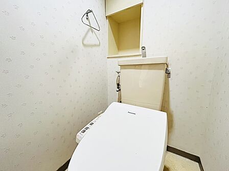 トイレには快適な温水洗浄便座付き!