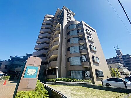日当たり・通風に優れた南東向きの3面採光角部屋で、開放感のあるお部屋です♪