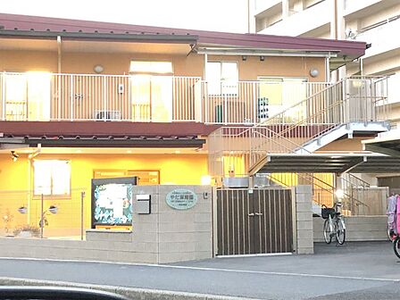 やだ保育園まで　820m　徒歩約11分●たっぷり遊び、子どもが主体の生活を大事にし、子どもがのびのびと自分の力を発揮できる保育。【保育時間】7：30～19：30　