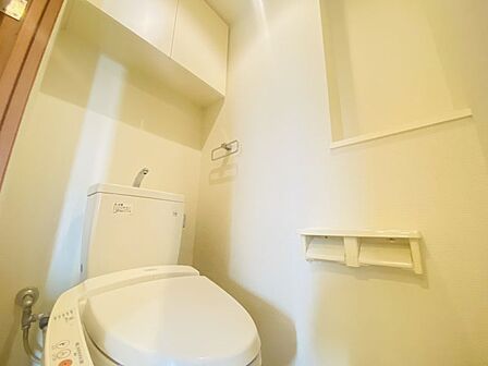 収納棚のあるのでトイレットペーパーやトイレ備品類もすっきり!見えない収納が可能です♪