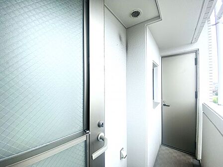 バルコニーにはトランクルーム付き!収納力もあり居住スペースを有効活用できます♪
