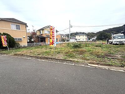 外観：〜バス停徒歩2分　2路線利用可能な高尾駅へのアクセス良好、建築条件付きの売地です〜