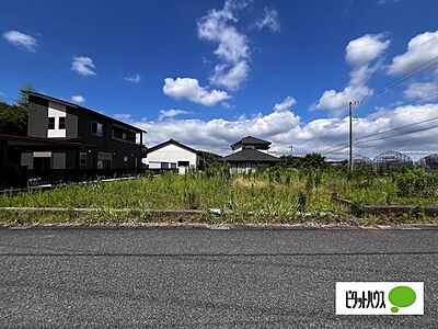 外観：安心の高台！南西道路に面し陽あたりは良好です！